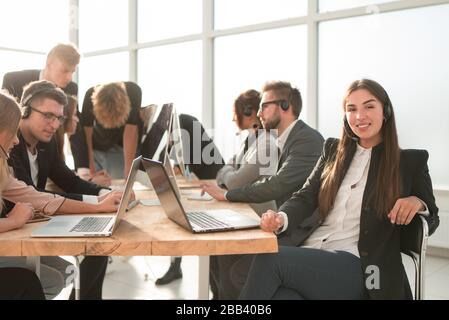 Das Business Team diskutiert über Daten, die ins Büro kommen. Stockfoto