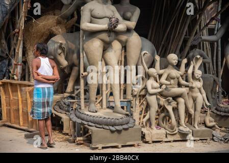 Handgefertigte Tonstatuen im Distrikt Kumartuli in Kalkutta, Indien Stockfoto