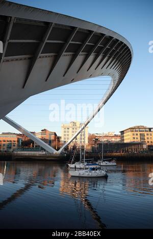 Newcastle upon Tyne/UK - 31. Dezember 2019: Drei Yachten segeln unter der Millennium Bridge auf dem Fluss Tyne Stockfoto