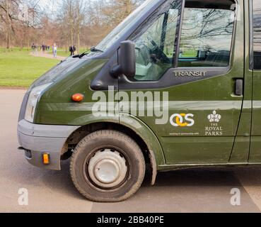 Grüner Lieferwagen mit den Royal Parks, der in Kensington Gardens, London, geparkt ist und Müll sammelt. Stockfoto