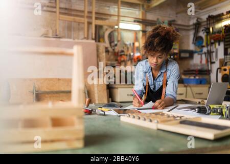 Afro american Woman in ihrem Workshop arbeitet in Handwerkskunst Stockfoto