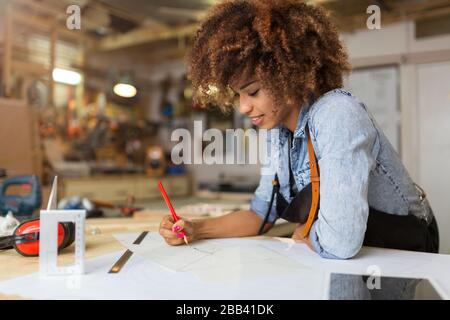 Afro american Woman in ihrem Workshop arbeitet in Handwerkskunst Stockfoto