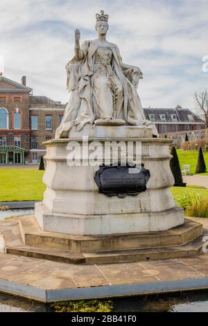 Statue der Königin Victoria, entworfen von Prinzessin Louise, Herzogin von Argyll im Jahr 1893, die Victoria in Krönungsgewändern im Jahr 1837 im Alter von 18 Jahren zeigt. Stockfoto