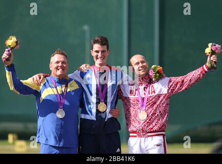 Großbritanniens Peter Wilson mit seiner Goldmedaille mit dem Silbermedaillengewinner Hakan Dahlby und dem Bronzemedaillengewinner Russlands Vasily Mosin nach dem Double Trap Mens Finale in der Royal Artillery Barracks, London. Stockfoto