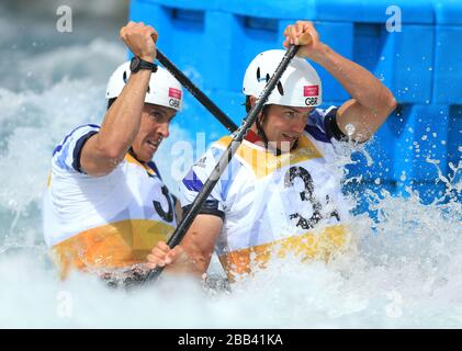 Die Großbritanniens Tim Baillie und Etienne Stott (hinten) auf dem Weg zu einer Goldmedaille im Kanu-Doppel-Finale (C2) der Männer im Lee Valley White Water Center. Stockfoto