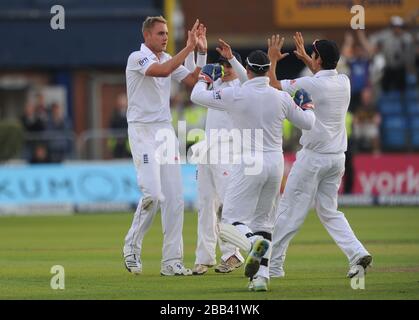 Englands Stuart Broad feiert das Wicket von Südafrikas Dale Steyn Stockfoto