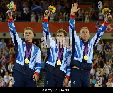 Großbritanniens Philip Hindes (links), Jason Kenny und Sir Chris Hoy (rechts) mit ihren Goldmedaillen nach dem Mannschafts-Sprint-Finale der Männer Stockfoto