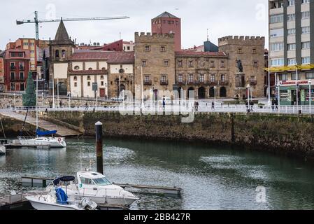 Der Palast von Revillagigedo mit der Kapelle Sankt Johannes über dem Hafen von Puerto Deportivo de Gijon in Gijon in der autonomen Gemeinschaft Asturien in Spanien Stockfoto