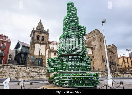 Arbol de la Sidra - Cider Tree Sculpture in Gijon in der autonomen Gemeinschaft Asturien in Spanien, Blick auf die St. John Kapelle des Schlosses Revillagigedo Stockfoto