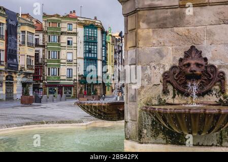 Mietshäuser und Brunnen der Statue von Pelagius, erster König von Asturien in Gijon in der autonomen Gemeinschaft Asturien in Spanien Stockfoto