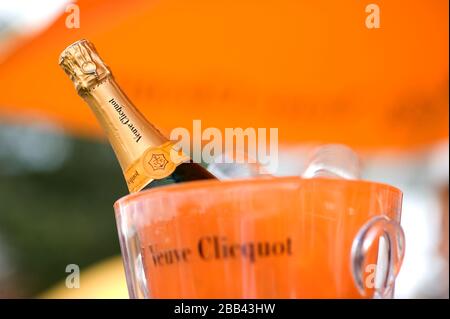 Detail des Champagners Veuve Clicquot in einem Eiskübel auf der Rennbahn Goodwood Stockfoto