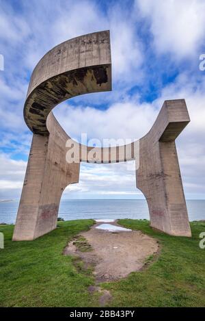 Skulptur namens Eulogy to Horizon auf einer Landspitze Santa Catalina in Cimadevilla in Gijon in der autonomen Gemeinschaft Asturien in Spanien Stockfoto