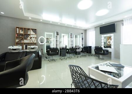 Innenbereich des Friseursalons mit friseursessel Stockfoto