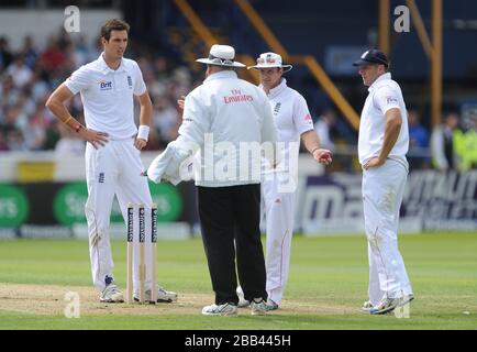 (Links-rechts) Englands Steven Finn, Andrew Strauß und Tim Bresnan appellieren an den Schiedsrichter, nachdem ein Wicket nicht erlaubt wurde, da die Ballen am Bowler-Ende beim Bowling abfielen Stockfoto