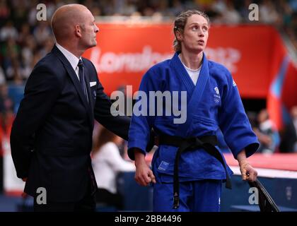 Die britische Sarah Clark mit Trainer Billy Cusack (links), nachdem sie am dritten Tag der Olympischen Spiele 2012 in London beim 57 kg Judo Bout der Frauen in der Excel North Arena 2 in London gegen die französische Automne Pavia verlor. Stockfoto