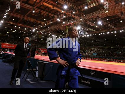 Die britische Sarah Clark mit Trainer Billy Cusack (links), nachdem sie am dritten Tag der Olympischen Spiele 2012 in London beim 57 kg Judo Bout der Frauen in der Excel North Arena 2 in London gegen die französische Automne Pavia verlor. Stockfoto