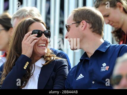 Der Herzog und die Herzogin von Cambridge, während sie die Cross Country Phase der Eventing im Greenwich Park, am dritten Tag der Olympischen Spiele 2012 in London, beobachten. Stockfoto