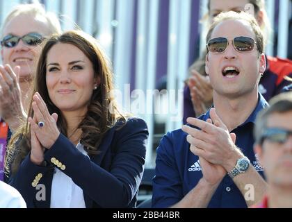 Der Herzog und die Herzogin von Cambridge jubeln Zara Phillips an, als sie während der Cross Country Phase der Eventing im Greenwich Park, am dritten Tag der Olympischen Spiele 2012 in London, in die Arena einsteigt. Stockfoto