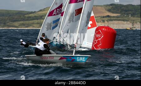 Griechenlands Laserradialseglerin Anna Agrafioti rundet die Windschutzmarke beim heutigen olympischen Rennen in Weymouth ab. Stockfoto