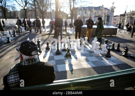 Männer, die Schach auf EINEM Riesenschach-Brett im Parc des Bastions, Genf, Schweiz spielen Stockfoto