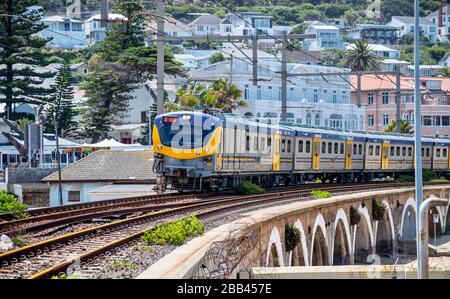 Kapstadt, Südafrika, 20. Januar bis 2020: Zug über Brücke an der Küste. Stockfoto