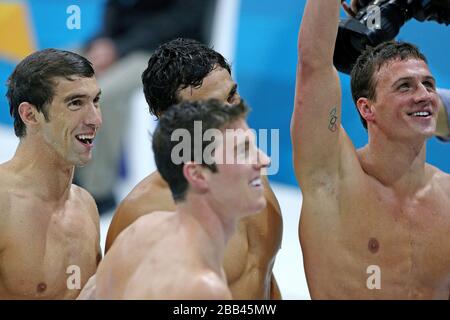 Michael Phelps, Conor Dwyer Rcky Berens und Ryan Lochte (L-R) von den USA Mens 4x200m Freestyle feiern den Sieg im Finale im Aquatics Center, Olympic Park, London Stockfoto