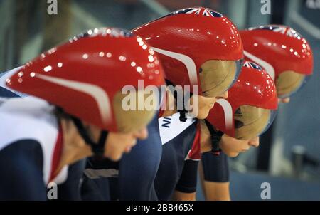 Ausdauerkader der Frauen in Großbritannien von (links - rechts) Wendy Houvenaghel, Dani King, Laura Trott und Joanna Rowsell trainieren im Velodrome im Olympic Park, London. Stockfoto