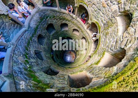 Beginn gut in der Quinta da Regaleira, einer UNESCO-Stätte in Sintra, Portugal Stockfoto