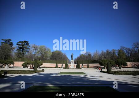 Jacinto Benavente Memorial, mit einer Statue einer Dame, die eine Maske in Madrid, Spanien, trägt Stockfoto