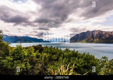 Blick über den Lake Hawea, Otago, Neuseeland Stockfoto