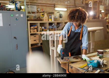 Afro american Woman in ihrem Workshop arbeitet in Handwerkskunst Stockfoto