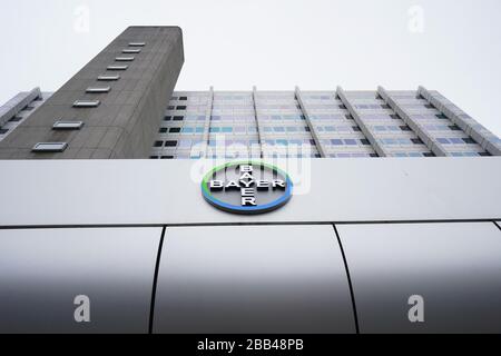 Berlin, Deutschland. März 2020. Blick auf das Logo des Chemieunternehmens Bayer AG in der Müllerstraße. Die Bayer AG will den Kampf gegen die Coronavirus-Pandemie mit weiteren Maßnahmen unterstützen und Ausrüstung von Forschungsabteilungen in ganz Deutschland zur Verfügung stellen. Allein am Standort Berlin-Wedding arbeiten mehr als 140 Mitarbeiter ehrenamtlich in einem neuen Prüflabor. Kredit: Jörg Carstensen / dpa / Alamy Live News Stockfoto