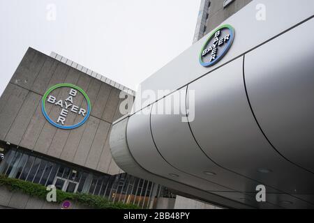 Berlin, Deutschland. März 2020. Blick auf das Logo des Chemieunternehmens Bayer AG in der Müllerstraße. Die Bayer AG will den Kampf gegen die Coronavirus-Pandemie mit weiteren Maßnahmen unterstützen und Ausrüstung von Forschungsabteilungen in ganz Deutschland zur Verfügung stellen. Allein am Standort Berlin-Wedding arbeiten mehr als 140 Mitarbeiter ehrenamtlich in einem neuen Prüflabor. Kredit: Jörg Carstensen / dpa / Alamy Live News Stockfoto