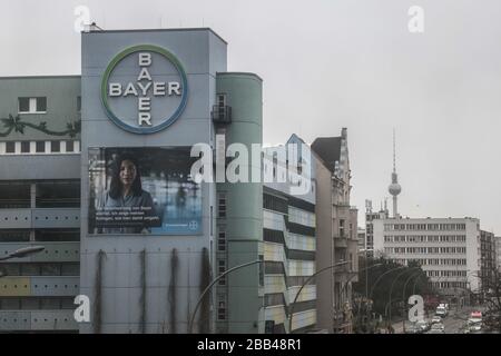 Berlin, Deutschland. März 2020. Blick auf das Logo des Chemieunternehmens Bayer AG an einer Fassade. Die Bayer AG will den Kampf gegen die Coronavirus-Pandemie mit weiteren Maßnahmen unterstützen und Ausrüstung von Forschungsabteilungen in ganz Deutschland zur Verfügung stellen. Allein am Standort Berlin-Wedding arbeiten mehr als 140 Mitarbeiter ehrenamtlich in einem neuen Prüflabor. Kredit: Jörg Carstensen / dpa / Alamy Live News Stockfoto