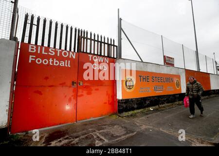 Ein Mann läuft am Bilston Town Football Club, West Midlands vorbei, der geschlossen bleibt, da Großbritannien weiterhin in Sperrstellung bleibt, um die Ausbreitung des Coronavirus einzudämmen. Stockfoto