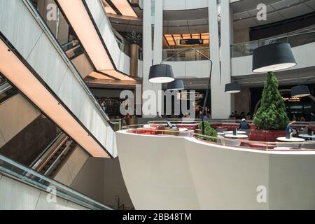 Genting Highlands, Malaysia - Okt 18,2017: Die Menschen können die Erkundung rund um SkyAvenue sehen. Es ist ein neues Einkaufszentrum, das eine Vielzahl von Geschäften bietet. Stockfoto