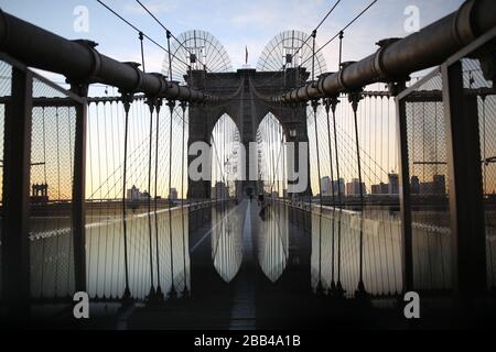 Spaziergang Entlang Der Brooklyn Bridge Bei Sonnenuntergang Stockfoto