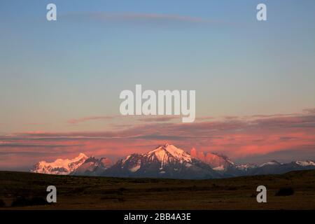 Sonnenaufgang über den drei Türmen, dem Torres de Paine National Park, Magallanes Region, Patagonien, Chile, Südamerika Stockfoto