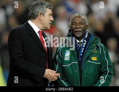 Der englische Premierminister Gordon Brown (links) spricht mit dem südafrikanischen Präsidenten Thabo Mvuyelwa Mbeki (rechts). England Gegen Südafrika. Rugby-Wm Fi Stockfoto