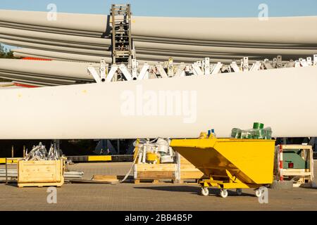 Maschinen zur Herstellung von Propellern für Windkraftanlagen in einer Windenergieanlagenfabrik Stockfoto
