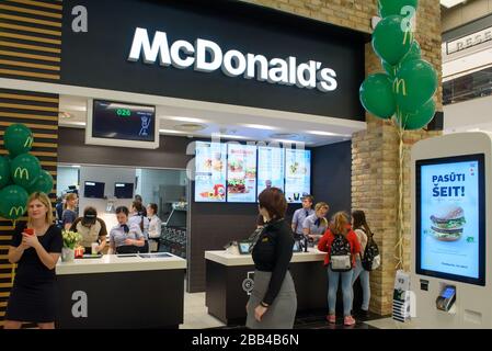 RIGA, LETTLAND. April 2019. McDonalds Fast-Food-Restaurant Eröffnung, während Akropole Shoppiong Center Eröffnung. Stockfoto