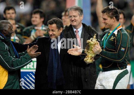 John Smit (Südafrika, Kapitän, rechts) hält den Pokal, als der französische Präsident Nicolas Sarkozy (2. Links) den südafrikanischen Präsidenten Thabo Mvuyelwa begrüßt Stockfoto
