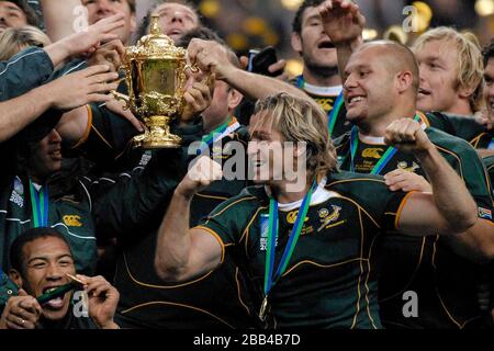 Percy Montgomery (Südafrika) schlägt die Luft, während der Rest des Teams mit dem Pokal feiert. England Gegen Südafrika. Rugby-Weltmeisterschaft-Finale. Stade Stockfoto