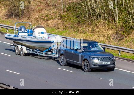 Land Rover Range Rover A-Bio V8 S/C 2018 Grau SILBER, mit einem RIB-Boot auf einem Anhänger; Fahrzeuge im Fahrzeugverkehr, Fahrten, Straßen, Motoren, Motorfahren auf der Autobahn M6 Stockfoto