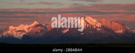 Sonnenaufgang über den drei Türmen, dem Torres de Paine National Park, Magallanes Region, Patagonien, Chile, Südamerika Stockfoto