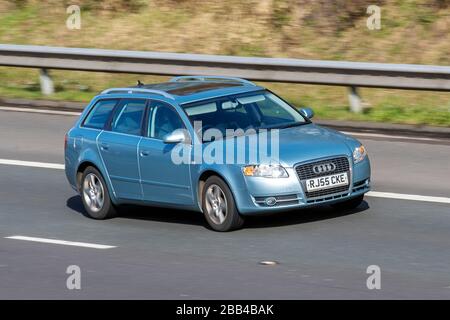 2005 Pearl Blue Metallic Audi A4 SE TDI Kombi; Fahrzeugverkehr, Fahrten, Straßen, Motoren, deutsche Sportwagen, die auf der Autobahn M6 fahren Stockfoto