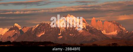 Sonnenaufgang über den drei Türmen, dem Torres de Paine National Park, Magallanes Region, Patagonien, Chile, Südamerika Stockfoto