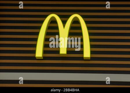 RIGA, LETTLAND. April 2019. McDonalds Fast-Food-Restaurant Eröffnung, während Akropole Shoppiong Center Eröffnung. Stockfoto