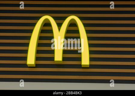 RIGA, LETTLAND. April 2019. McDonalds Fast-Food-Restaurant Eröffnung, während Akropole Shoppiong Center Eröffnung. Stockfoto