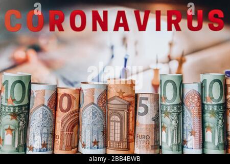 Europa Stockmarket-Chart-Abwärtstrend mit Banknotenhintergrund, Covid19-Virus-Pandemie-Krise, Euro aufgerollt Stockfoto